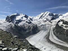 ゴルナー氷河の向こうに左から
モンテローザ(4634m)、リスカム(4527m)