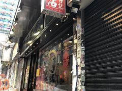 目的の　「沾仔記」到着！
まだ開店の３０分前で、仕込み中でした・・・
もう来ていた現地の家族が中に入っていたので、私たちも中に入って待ちます。
涼し～♪