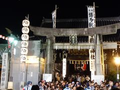 午前４時櫛田神社の前は人だかりと熱気に包まれている