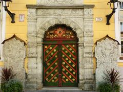 扉が魅力的な、ブラックヘッド組合の館。
未婚のドイツ商人からなる組合で、タリンの街の防衛もしていた。
彼らの守護聖人が黒人（ムーア人）だったので、この名がついた。