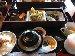 駅に到着したら、亀の井ホテルに行きお昼ごはんを食べました。亀の井昼御膳980円を頂きました。