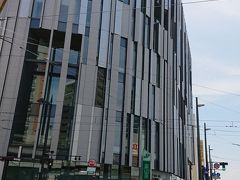 お腹一杯になったし、次は観光♪
隈研吾氏設計のガラス美術館。
学生時代富山住みやった頃は、ここはまだ大和百貨店やった。
空襲にも負けずに残っていた古い建物。
…などと言いつつ、あんまり来なかったけど。
随分オシャレになってて、東京みたいやがねー？