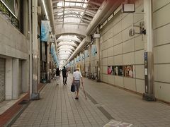 総曲輪のアーケード街の閑散さに唖然。
昔、人とすれ違うのも大変なくらいの混み合い方だったのに。
ここでお店のチラシを配っていたのに、
今は受け取ってくれる人を探すのも一苦労やね。