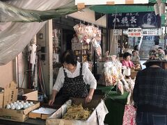 神社の入口で、油揚げとロウソクを購入します。