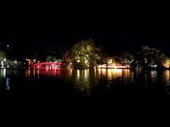 ホアンキム湖もライトアップされてきれい。