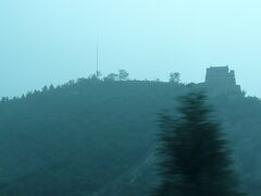 ガイドさんと合流してまず目指したのは万里の長城。
写真は見にくいですが、万里の長城です。
