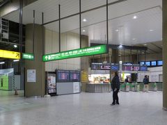 新幹線乗り換え口　

緊急避難時には　
駅の中の乗降客(特に新幹線利用客)は　
ここに集められ　下のホールに行くことになります

覚えておいてね！
たまたま上野駅にいる時に　大地震が来ないとも限りませんから・・・