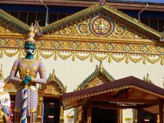 ビルマ寺院の道路を挟んだ正面にはタイ様式の寺院があります。
