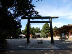 本丸には、越中一宮　射水神社があります。高岡城址を公園指定する際、ここに遷宮になったそうです。　一の鳥居。