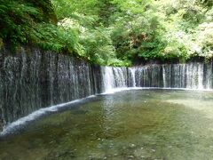 峠の茶屋へ行く途中に立ち寄った白糸の滝。