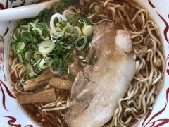 とりあえず尾道ラーメンで腹ごしらえ。

実は尾道のラーメン店は木曜定休が多く、朱華園には行かれず・・・。地元の人に聞くと、あの朱華園が並ばずに入れるんだそうです。どんだけ観光客が来ていないんでしょうか！