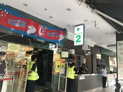 来ました！ムスタファセンター。
荷物ですが、リュックはチャックを閉じられましたが、その他ショルダーはそのまま入れました。

ちなみに、意外に手頃なお土産らしい物を買うところがないので、こちらで全部済ませちゃった方が楽だと思います。初日にすぐ寄った後、結局またお土産を買いに再び来ました(^^;)でも、初日には無かったエリップス があったのでラッキーだったのですが☆
2回目はセントーサ島に移動してしまっていたので、アドベンチャーコーブに行く前に急いでタクシーで行きましたが、そこは24h営業のいいところですね！観光などにたくさん時間を使いたい方は、24h営業を上手く利用すると時間を有効に使えます。8時過ぎに行きましたが、空いていて買い物しやすかったです(^^)ハードロックホテルからはS$15位でした。