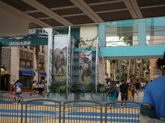 USSへ
10時前にはもう人がたくさん並んでいます。
午前中がおすすめです。