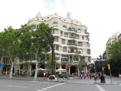 グラシア通りに、ガウディが設計した集合住宅　カサ・ミラ（ラ・ペドレラ）（Casa Mila（La Pedrera））が建っています。