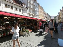 ハヴェル市場。旧市街広場からすぐの果物屋さんや土産物屋の市場です。