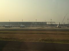 2015年の工事中のスカルノハッタ空港のT3です。
今では巨大なT3が本格稼働して空港の滑走路が飽和状態です。

私の乗ったJAL機も着陸待ちで海上を旋回しながら待機してからの着陸になりました。

現在は新たな第4ターミナルと3本目の滑走路のプロジェクトが進行中です