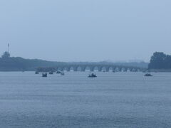 昆明湖に架かる十七孔橋。