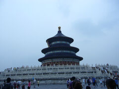 次に向かったのが、
万里の長城や故宮と並んで北京を代表する
世界遺産の天壇公園です。
1420年に明の永楽帝が建立したとされています。
写真は祈年殿。
ここで皇帝が五穀豊穣の祈りを天に捧げたそうです。