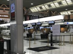 日暮里駅から京成スカイライナーで成田空港第２ターミナルへ
スーツケースはクレジットカード会社のサービスを駆使して
お得に成田へお届けしてあるので、手荷物のみの楽々移動です。
早々にチェックインしてラウンジでゆっくりします。

日暮里発　17:50　成田第２ビル着　18:30
JAL782便 22:00発　ホノルル着 10:50（同日）
初の777にワクワクです。

かなり余裕の成田到着ですが・・・話す事は山ほどあるし
女子旅にはいくらでも時間が必要なのです。(;'∀')