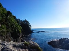 岩場がごつごつしていて日本海の海って感じです。