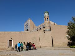 ムハンマド・アミン・ハン・メドレセ。
城壁の外にラクダがいた。このラクダは観光用かな。