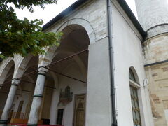 ガジ・フスレヴ・ベイ・モスク。フェルハディヤ通りに面した大きなモスクです。