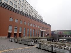 写真では左がホテル、正面が奈良駅です。