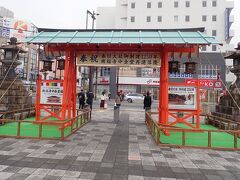 ならまちから路線バスでＪＲ奈良駅前に戻って来ました。
駅前には春日大社創建１２５０年と興福寺中金堂再建落慶を祝した門のようなものが建っていました。