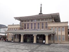 旧奈良駅舎（１９３４年竣工）の歴史的建物を利用した奈良市総合観光案内所。
元の位置から１８ｍほど移動させたそうです。