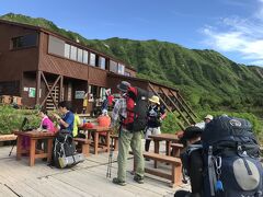 ７時ちょうど、鏡平山荘（2300ｍ）着。

おそらく双六小屋からであろう下山者で賑わっていました。
双六小屋を５時過ぎに出発するとだいたいこのくらいの時刻に到着しますから。