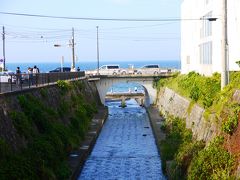 ６：４０、七里ヶ浜駅下車。
何人かの人が同時に降り、同じ方向へ向かって歩いていきます。