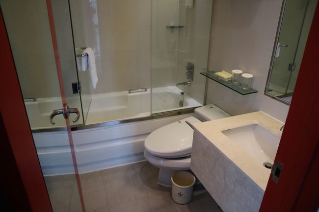 バスタブあり。シャワーの水圧は超強力！排水も◎。もちろんシャワートイレつき。