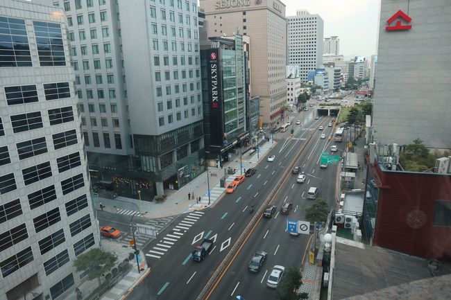 明洞駅前。地下鉄入り口まで1分。目の前は信号機もあるので便利です。コスパは最高です。
