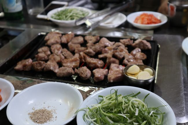 豚肉専門店です。ローカルな雰囲気がいいです。