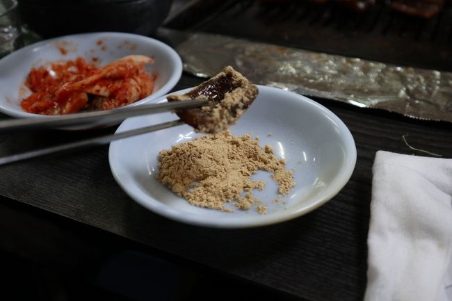 豚の皮はきな粉で食べるのです。これがGOOD！チョーまいう。たくさん食べて、飲んで、最後に冷麺を食べても４人で75000ウォンでした。