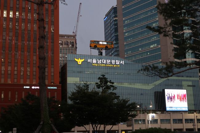 タクシーでソウル駅までお土産の買い出しです。今日もバスを持ち上げてます。ソウル駅前の警察署。