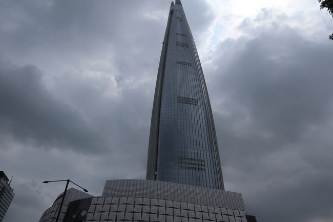 電車で来ました。ロッテワールドタワー。