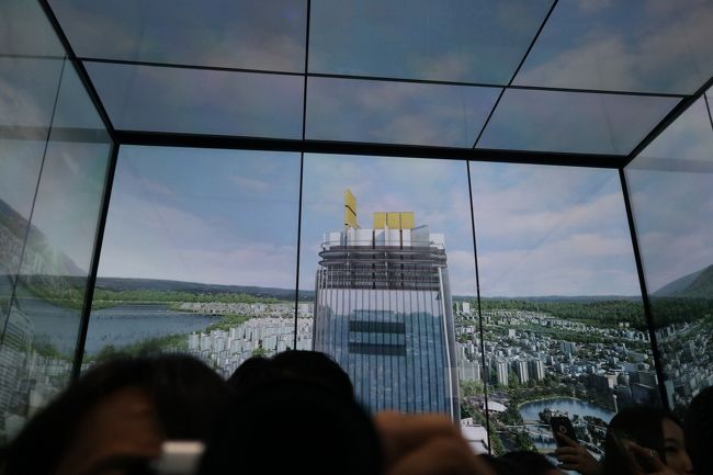 全面ディスプレイのエレベーター。