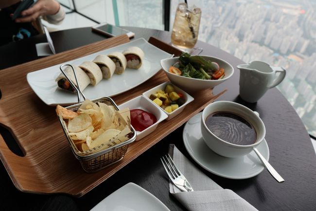 お店の名前が、123ラウンジ。お値段もいい感じに高めです。コーヒー×2とサンドイッチで50000ウォンもしました。あとがあるので軽めのブランチ。