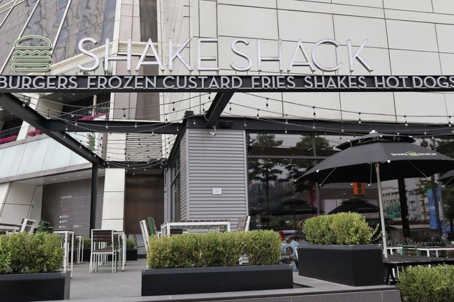 おおぉ。いつの間に。ここのハンバーガーは美味しいですね。でも今回はスルー。