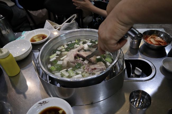 座るとすぐに持って来てくれます。食べごろも教えてくれました。