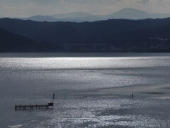 それでも、窓からは諏訪湖が一望のもとだった。
陽が傾き始め、湖面が輝いてとても美しい。