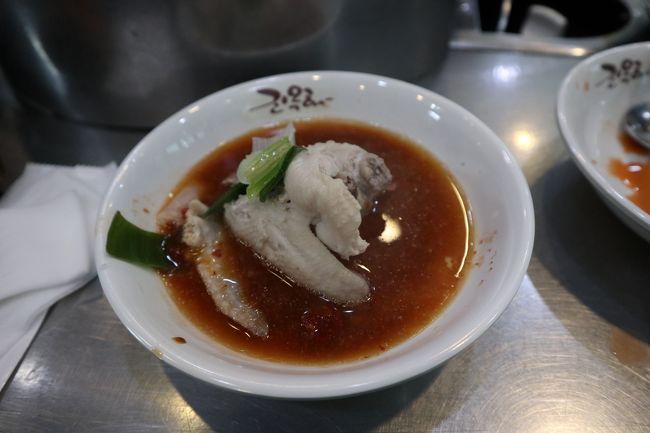 タレは少し辛めが美味しいですね。暑いかなと思いましたが、エアコンの前で快適に食事ができました。