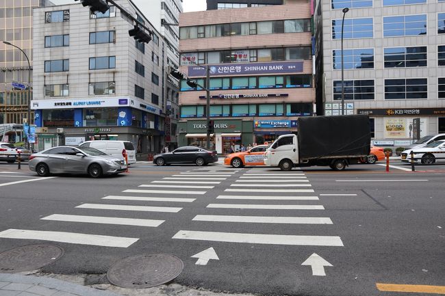今日のソウルは蒸し暑く、最高気温は33℃でした。一旦、ホテルに戻り休憩しました。そして夕方からは、日本から予約していたハンガンクルーズに出かけます。信号を渡り、集合場所のロッテホテルまで歩いて行きます。