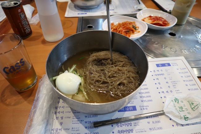 まずは食事。後で好きな物を食べに行きたいので、一番軽めの冷麺をチョイス。