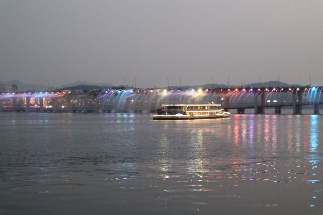 レインボー噴水。8時でもまだ明るく、若干イメージとは違ってましたが、前から見たかったので来て良かったです。