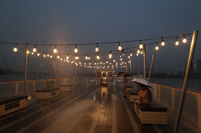 噴水の下を通過するときは、船内に避難するように案内がありますが、傘をさして外にいる人がいました。楽しそう！若いっていいね。