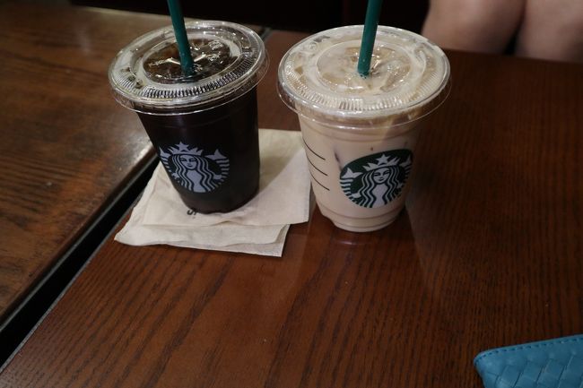 帰りにスタバ。ソウルにもコーヒーショップが増えましたね。昔のイメージだとあまり韓国の人はコーヒーを飲まないイメージでしたけど、時代が変わりましたね。