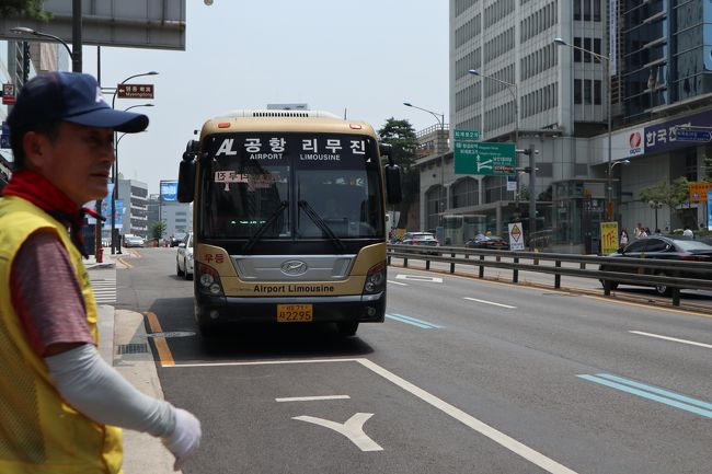 仁川空港行きはたくさん来ますが、金浦空港行きは1時間に1～2本です。混雑の激しいソウル市内ですが、ほとんど定刻に来ました。