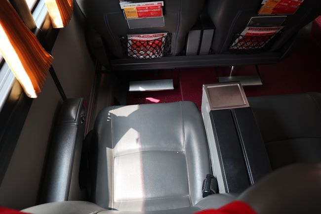 3列シート、本革のリムジンバス。7000ウォン。安いです。